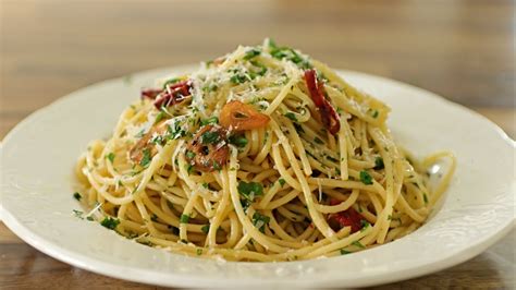 Spaghetti Aglio e Olio Recipe - The Cooking Foodie