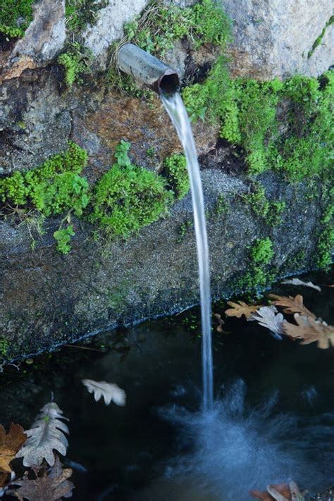 Fuentes De Agua Naturales Imagen De Archivo Imagen De Resorte 62741477