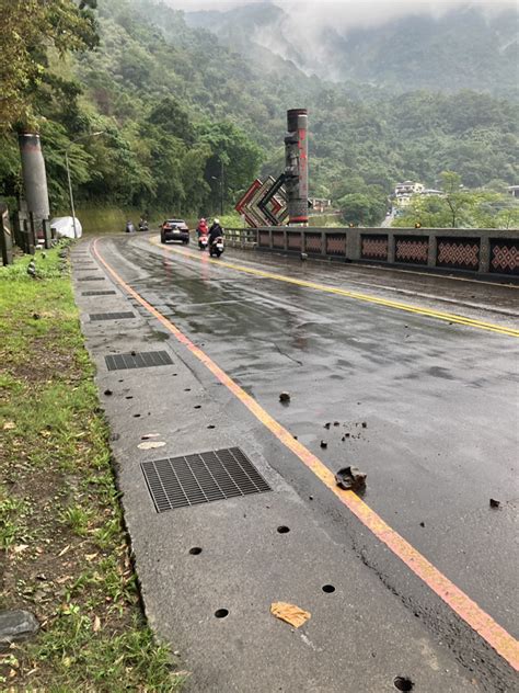 新北烏來下雨落石鬆落 男騎車遭「20公分」石頭擊中送醫 社會 中時新聞網