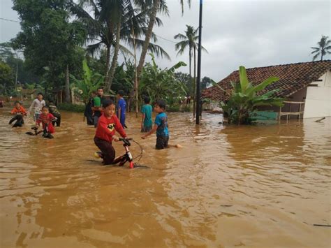 Ratusan Rumah Terendam Banjir Lagi Di Sukaresik Republika Online