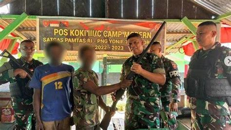 Detik Detik Anggota Kkb Papua Menyerah Dan Serahkan Senjata Ke Tni