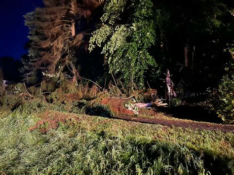 Unwetter bei Schleusingen Baum stürzt auf Bungalow Hildburghausen