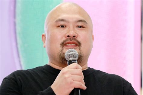 鬼越・坂井良多、結婚1周年を報告 「全て愛妻と愛犬のおかげです！」 Sirabee