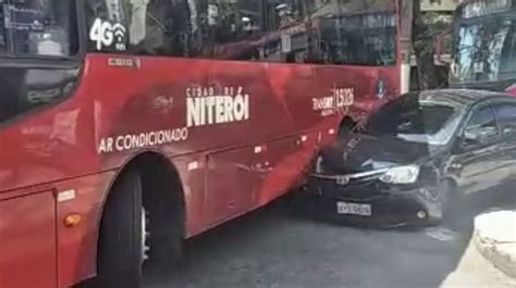 Colis O Entre Carro E Nibus Na Rua Cinco De Julho Em Niter I