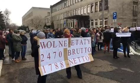 Protest Pracownik W S D W Trwa W Przerwie Wszyscy Wychodz Przed Budynek