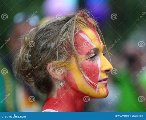 Os Artistas Pintam Inteiramente Modelos De Nude De Todas As Formas E Tamanhos Durante O O