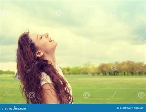 Mirada Sonriente De La Mujer Para Arriba Al Cielo Azul Que Celebra