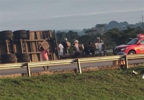 Estância Carreta Tomba Na Br 101 E Parte Da Carga é Saqueada