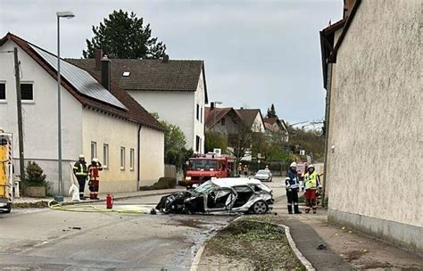 Schwerer Unfall J Hriger Schleudert In Hitzhofen Gegen Hauswand