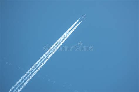 De Blauwe Lucht Een Groot Passagiersvliegtuig Vliegt En Laat Twee Witte