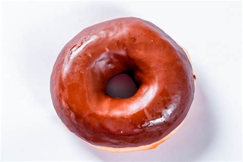 A fresh chocolate donut - Creative Commons Bilder