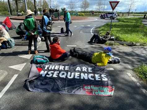 Extinction Rebellion Bezet Rotonde Bij Eelde OOG Groningen