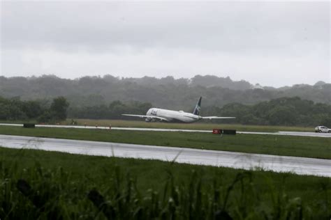 Avi O Perde O Controle E Sai Da Pista No Aeroporto De Salvador