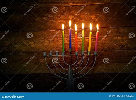 Le Menorah De Hanoucca Avec Les Bougies Est En Feu Symbole Traditionnel