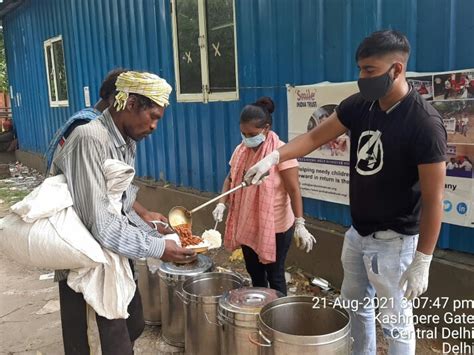 Smile India Trust Distribution Of Cooked Food In Kashmere Gate Delhi