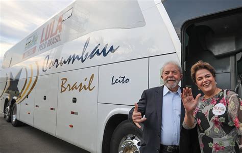 Ao lado de Dilma Lula retoma caravana abraçado pelo povo de Ipatinga