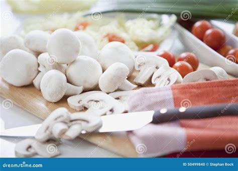 Champignons Coupés En Tranches Sur Le Hachoir Plan Rapproché Photo