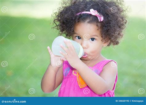 Ragazza Latina Sveglia Che Beve Da Un Biberon Immagine Stock Immagine