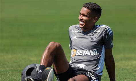 Pedrinho emplaca sequência no Atlético e Felipão explica evolução