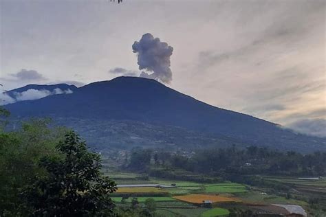 Erupsi Gunung Marapi Di Sumbar Sebanyak 72 Kali Hingga Senin Antara News