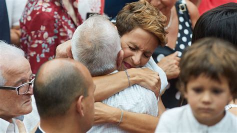 Madre hija y presidenta la familia de María Chivite se emociona con