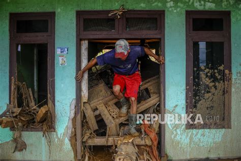 Dampak Tanah Longsor Di Lebak Rumah Rusak Berat Republika Online