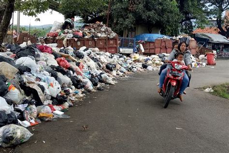 Sampah Di Pasar Majalengka Sudah Menumpuk Dan Tak Kunjung Diangkut