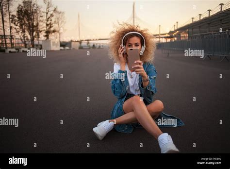 Jeune Fille Dans La Rue Prendre Une Photo Sur Un Smartphone Belle Blonde Avec Un Casque Et Un