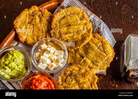 Patacones o tostones son rodajas de plátano verde frito hecho con