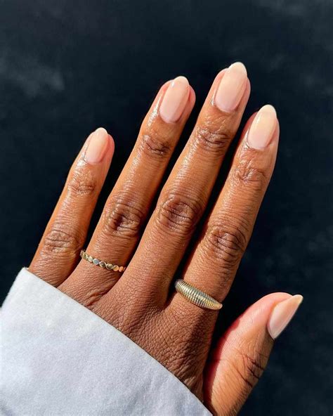 cor nude em unhas de mão negra Belleza Moderna