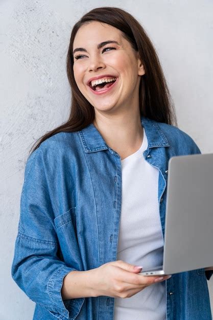 Retrato De Mujer Riendo Feliz Usando Laptop Foto Gratis