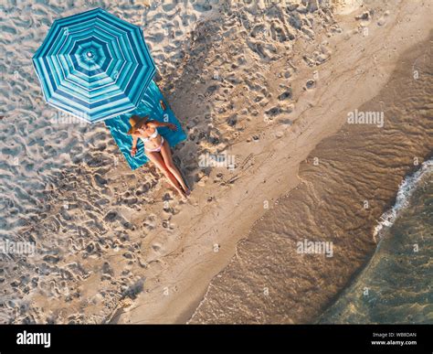 Frau In Einem Bikini Am Strand Fotos Und Bildmaterial In Hoher Aufl Sung Alamy