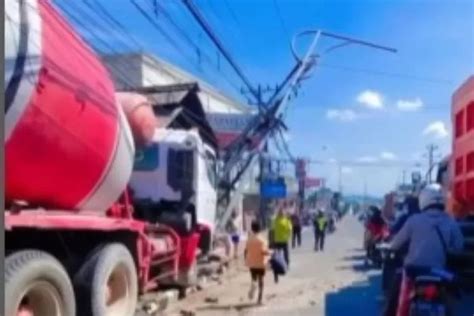 Ngeriii Truk Molen Tabrak Warung Makan Dan Tiang Listrik Posisi Tiang