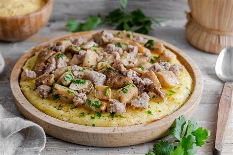 Polenta Con Funghi Porcini E Salsiccia Ricetta Confortevole E Facilssima