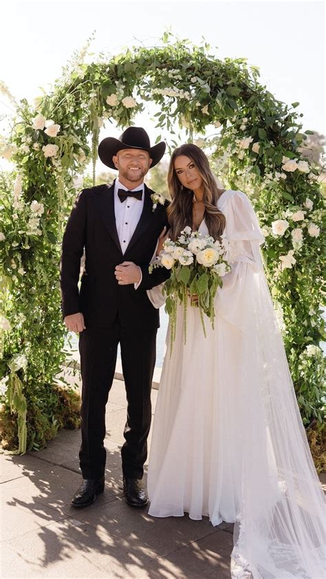 Cole Swindell Marries Courtney Little See Photos From Their Wedding