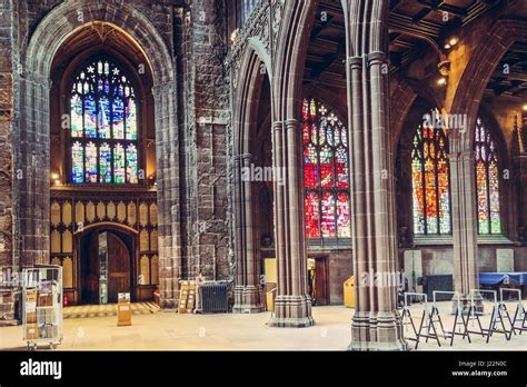 Interior De La Catedral De Manchester Con Impresionantes Mosaicos Y