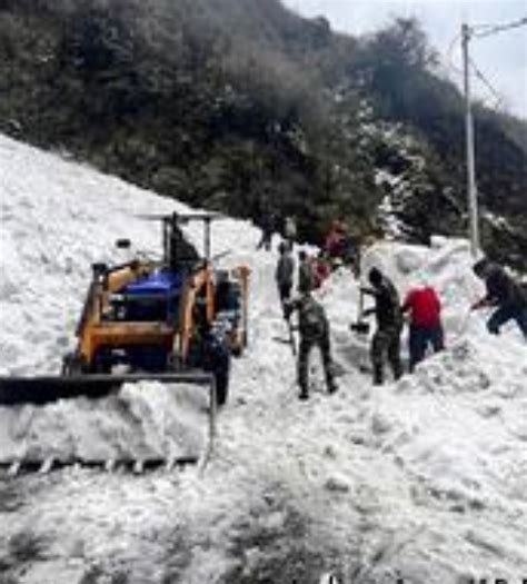 Six Killed Many Trapped In Avalanche In Indias Sikkim State Top