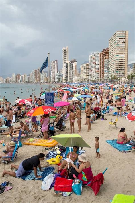 La Playa De Benidorm Abarrotada Benidorm Playas De Benidorm Playa