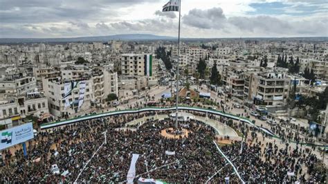 آلاف المتظاهرين في إدلب يحيون الذكرى السنوية ١٢ لـ الثورة السورية