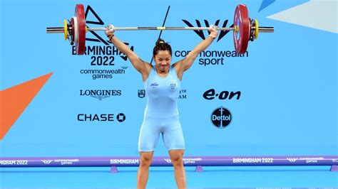 Ace Indian Weightlifter Mirabai Chanu Wins India S First Gold Medal