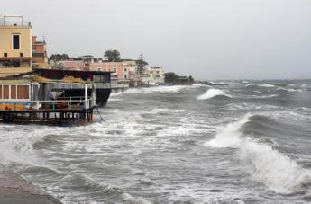 Trombe D Aria E Nubifragi A Ischia Danni E Disagi