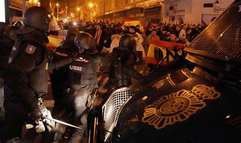 Incidentes En Ferraz Tras El Primer D A Del Debate De Investidura De