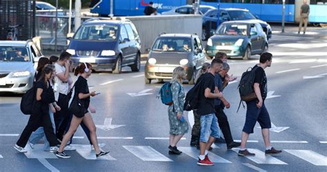 Czy Pieszy Ma Pierwsze Stwo Je Li Nie Przechodzi Po Przej Ciu