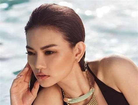 Thu Thủy bikini nóng bỏng Mai Phương Thúy vai trần