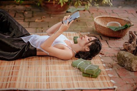 Hot girl hướng dẫn gói bánh chưng cho ngày tết thêm xum vầy Xem Là Không Muốn Rời Mắt