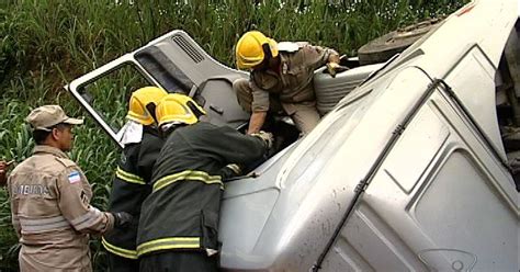 G1 Carreta Tomba Na Br 101 E Duas Pessoas Ficam Feridas No Es