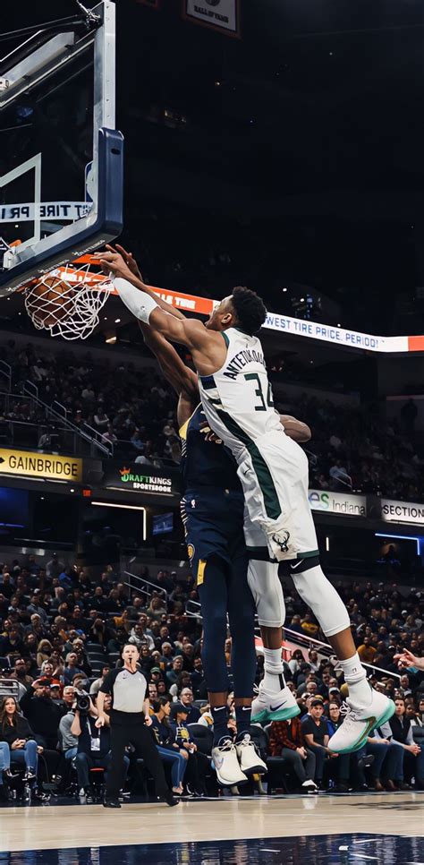 Giannis Antetokounmpo Dunk - Milwaukee Bucks NBA Wallpaper