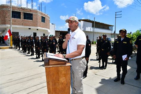 Ministro Vicente Romero supervisa entrega de equipos tecnológicos a