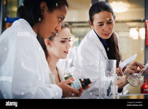 Mature teacher Banque de photographies et dimages à haute résolution Alamy