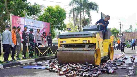 Ratusan Botol Minuman Keras Hasil Operasi Pekat Di Kota Banjar Dimusnahkan